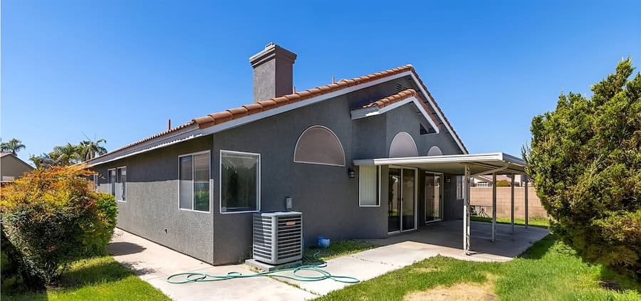 Modern Hemet home with green lawn - get cash offer today